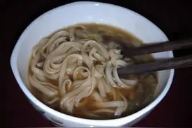 煮面条，最忌讳开水下锅，大厨透露出“秘诀”，面条劲道不结坨图片