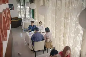 饭桌上美女把自己的鞋甩出去了，多么尴尬的体验！好在帅哥救场视频封面
