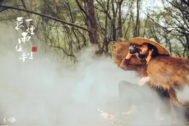 小说：小伙被梅花盗偷袭，不料中原一点红暴怒，直接一刀救下小伙图片