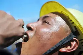 那年我在工地开塔吊，突然刮起了大风，我眼睁睁看着塔吊倒了下去图片