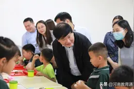 郑州市教育局局长王中立一行到经开区调研学校午休、午餐服务工作图片