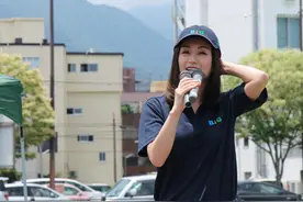 半百的酒井法子保守不少，私服挺休闲的，穿POLO衫也看得出身材图片