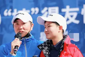 孙楠带13岁儿子打高尔夫，俩人长相似复制，不见其两个女儿图片