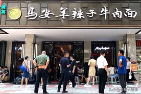 兰州“西毒”马安军辣子牛肉面新店火爆，每天100斤辣椒15袋面粉图片