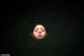 小河午夜惊现诡异女孩雕像，堪比东京奥运人头气球，艺术家称是为了呼吁大家关注环保图片