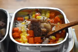 一个人的午餐，荤素都有，热乎乎暖心暖胃，网友说想吃蒸菜蒸饭图片