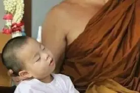 泰国3岁小男孩在寺庙当小沙弥，动不动就趴师傅怀里睡着的他好萌图片