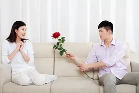 男人独宠的女人，不是命好，而是学会了这些“套路”图片