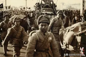 中国大型城市解放时的场景 纪律严明的部队 夹道欢迎的百姓图片