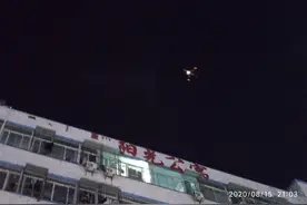 深圳西乡，固戍，近距离感受飞机从头顶飞过图片