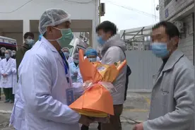 湖北鹤峰县确诊患者全部出院：把我们当亲人视频封面