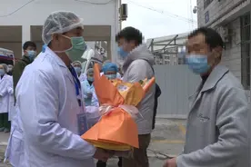 湖北鹤峰县确诊患者全部出院：把我们当亲人视频封面