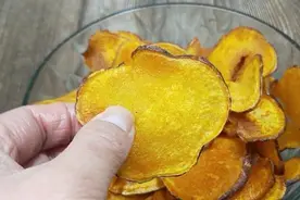 想吃薯片不用买，自己在家就能做，2个红薯做1盆，比买的还好吃图片