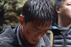 朱一龙为了拍戏太拼了，在河边碎石堆里打滚，峰爆拍摄场面好真实图片