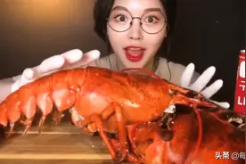 小姐姐吃30斤“龙虾”，以为大胃王，掰开后，网友：我能吃5只！图片