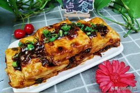 1斤豆腐2个鸡蛋，简单5步做经典鲁菜锅塌豆腐，汤汁入味家人爱吃图片