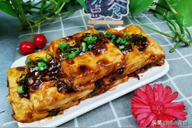 1斤豆腐2个鸡蛋，简单5步做经典鲁菜锅塌豆腐，汤汁入味家人爱吃图片