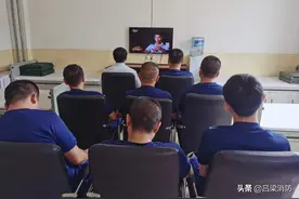 中阳大队组织观看CCTV-12频道《生命线》陈陆同志主要事迹专题片图片