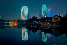 保定竞秀公园夜景有点“靓”，现代建筑与亭台水榭交相辉映图片