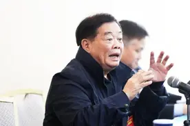 人口只有3亿的美国，为何每年比中国多消费1000亿？曹德旺看透了图片
