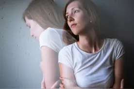 女性快绝经时，身体或会出现5个变化，细心观察，就能发现图片
