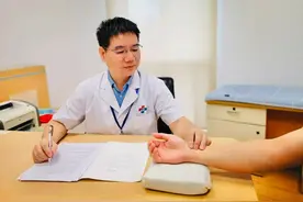 打了个喷嚏就骨折？来看知名中医骨伤科专家怎么说！图片