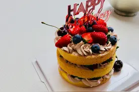 手作草莓蛋糕，三层的快乐图片