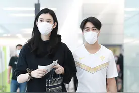 何猷君夫妇走机场，奚梦瑶黑色紧身裤身材惹眼，太美图片