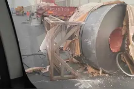 请绕行！南昌洪都高架和九州高架交界处有数吨重钢卷掉落桥面！图片