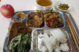 广东人饭桌上的秘密，为啥是不锈钢碗盘？网友：厨房里的全能工具图片