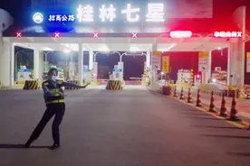 凌晨两点，桂林收费站小姐姐跳舞缓解疲劳，火了图片