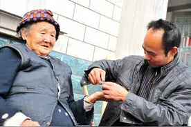 53岁男人：给73岁老大妈做男保姆，每月10000工资，我却觉得痛苦图片