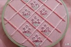 手工绣花作品，带你学习如何刺绣床罩的小花图案！图片