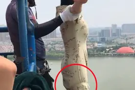 女子穿着裙子不敢蹦极，男友突发奇想，周围人称其太机智图片