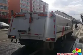 春季尘土飞扬 延吉市环卫洒水降尘图片