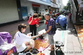 厦门81岁阿婆李秋花迫于生计而摆摊，厦航空乘连续四年接力送温暖图片