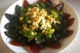 切松花蛋时，直接下刀切就废了！大厨教你1个诀窍，不散花不粘刀图片