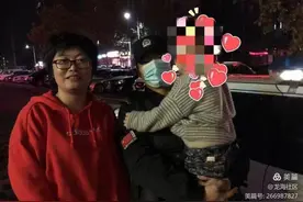 晚上下班，她多看了马路边一位小男孩一眼……暖心举动网友纷纷点赞图片