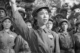 唯一女志愿军一等功臣，与父亲相遇朝鲜战场，被选中给毛主席献花图片