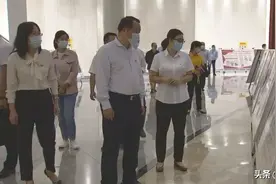 武穴市领导参观廉政书画展、家风文化展暨《中华人民共和国公职人员政务处分法》知识展览图片