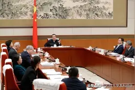 国务院总理的座谈会上，这2位院士提出重要建议，来自湖北同一所985！图片