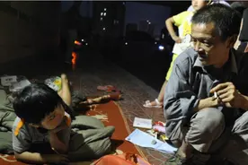 流浪汉在垃圾桶里捡到弃婴，在桥洞生活了七年，如今苦尽甘来图片