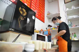 暑期姐弟俩主动回家打工！帮爸妈减轻负担图片