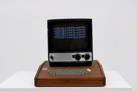 卖车造出的Apple 1电脑，由乔布斯亲手制作，售价960万图片