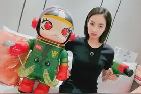 一个娃娃34万相当于一辆特斯拉，众明星纷纷晒出与“娃”合影！“大娃”救不了泡泡玛特图片