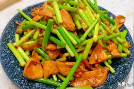 鸡胸肉比猪肉便宜，用它和蒜苔一起炒，味道不比猪肉差图片