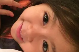 5岁韩国混血萝莉被迪拜土豪认作干女儿，劳斯莱斯LV应有尽有图片