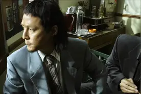 根据世纪悍匪张君改编的影片，你能接受手雷满天飞的人设吗？图片
