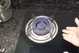 燃气灶总冒红火，怎么变成蓝火？只需要动一动图片