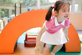5岁女儿上幼儿园被孤立，看完监控画面，想讨说法的家长悻悻而归图片